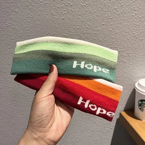 Fasce sportive in maglia sfumata verde e rossa con ricamo Hope su sfondo grigio