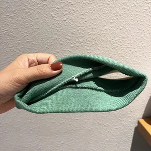 Fascia sportiva in maglia a coste verde erba con dettagli di cuciture overlock resistenti