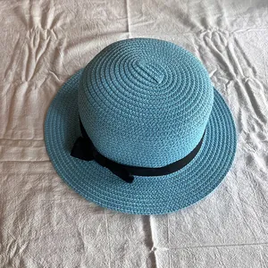 Detailansicht hellblauer Strohhut mit klassischem schwarzem Band und Schleifendekor