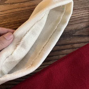 Gros plan du bandeau en maille blanche montrant les coutures et la texture du tissu doux
