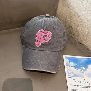 Nahaufnahme einer dunkelgrauen Baseballkappe aus gewaschener Baumwolle mit pinkem P-Patch