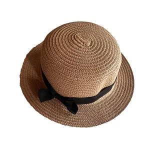 Flacher Strohhut mit schwarzem Band und Schleife für sommerlichen Sonnenschutz