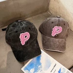 Vintage gewaschene Baumwoll-Baseballkappen mit rosa P-Stickerei auf Streetstyle-Hintergrund