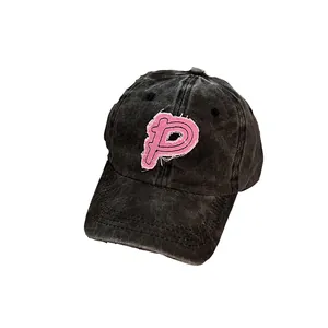 Gewaschene schwarze Baumwoll-Baseballkappe mit rosa P-Stickerei im Vintage-Stil