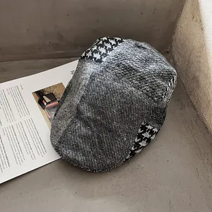 Détail de la casquette gavroche rétro avec texture en laine à motifs pied-de-poule