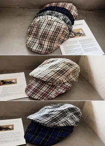 Details verschiedener karierter Schirmmützen aus Baumwoll-Polyester mit Verstellband