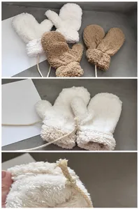 Details warmer Plüschfäustlinge mit dickem Fleecefutter und abnehmbarer Kordel