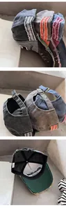 Vue détaillée de la casquette vintage délavée avec bords effilochés et boucle en métal