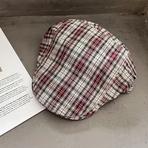 Detailansicht des Vintage-Karomusters und der Stoffstruktur einer klassischen Schirmmütze