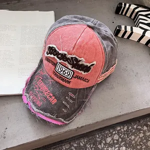 Détail de la casquette vintage en coton délavé avec broderie et finitions usées