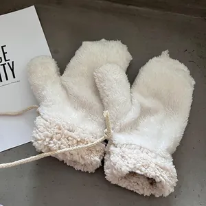 Weiße Plüsch-Fäustlinge mit Umhängeband, kuschelige Winterhandschuhe für Damen und Mädchen