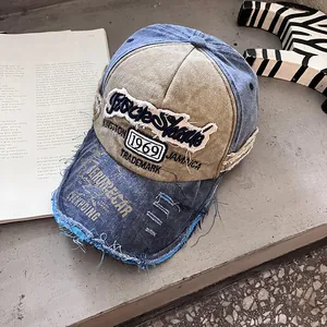 Détail de la casquette patchwork vintage avec lettres brodées et bordure effet usé