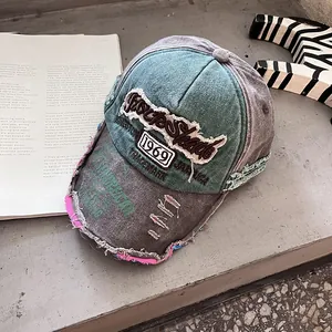 Détail de la casquette de baseball grise vintage avec broderie RockShade et visière usée