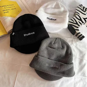 Bonnet en tricot avec broderie Studious disponible en noir blanc et gris