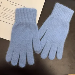 Detail von hellblauen Strickhandschuhen mit weichem Kaninchenhaar und Rippbündchen