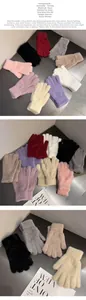Texture détaillée de gants doux en fausse fourrure de lapin en diverses couleurs pastel doux
