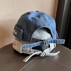 Berretti docker in denim retrò blu e grigio con ricamo Music Club e fibbia metallica