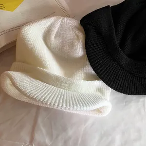 Bonnets en maille côtelée minimalistes pour hommes et femmes en noir et blanc