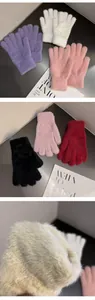 Gros plan de gants en peluche tricotés en plusieurs couleurs avec une texture douce et chaude