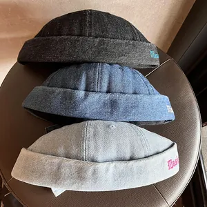 Tre cappelli docker in denim lavato retrò in nero, blu e grigio con ricami decorativi