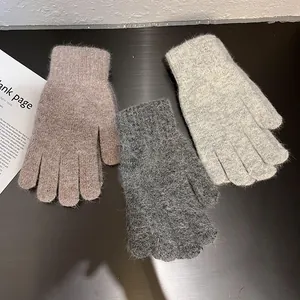 Drei Farben von Winter Plüsch-Strickhandschuhen auf modernem Schwarz-Weiß-Hintergrund