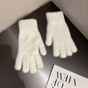Gants d'hiver blancs en fausse fourrure avec poignets côtelés en maille douce, vue détaillée