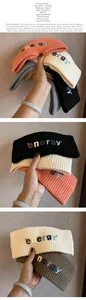 Détail de bandeaux larges en tricot avec broderie Energy en cinq couleurs variées