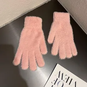 Gros plan de gants roses en fausse fourrure avec poignets en tricot côtelé chaud