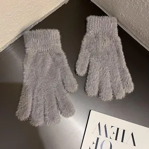 Détail de gants en maille pelucheux gris foncé avec poignets élastiques côtelés