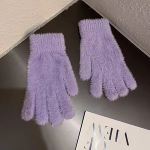 Gros plan détaillé de gants en fausse fourrure lavande avec texture pelucheuse et poignet côtelé