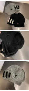 Detailansicht der Ritterhelm-Mütze mit Stricktextur und Kontraststreifen
