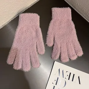 Détail de la texture des gants en peluche lavande avec poignets en maille élastique