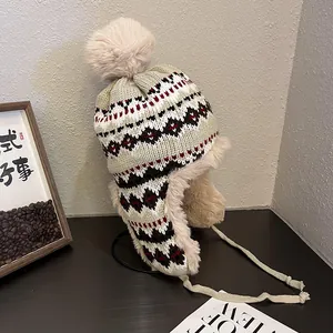 Détail du motif jacquard tricoté et doublure en fausse fourrure douce du bonnet péruvien