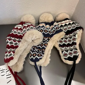 Bonnet tricoté jacquard ethnique avec doublure en fourrure et pompon pour l'hiver