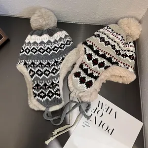 Bonnets trappeur en maille ethnique avec pompons et doublure chaude en fausse fourrure