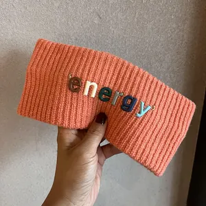 Détail d'un bandeau en maille corail avec inscription Energy 3D colorée et texte