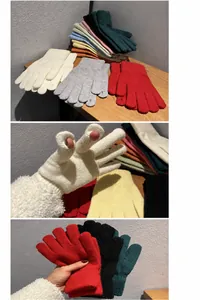 Detailansicht der Daumen- und Zeigefingeröffnungen für Touchscreens an Strickhandschuhen