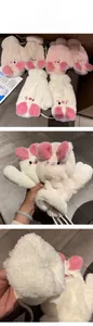 Dettaglio di guanti di peluche a maialino con tessuto morbido e orecchie 3D