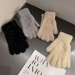 Gants en peluche douce en quatre couleurs neutres pour la chaleur et le confort d'hiver
