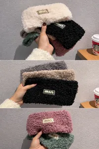 Details des Teddy-Fleece-Stirnbands mit Textur und 13 cm Breite Abmessungen