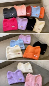 Detailansicht der weichen Strickstruktur und Katzenohren der warmen Wintermütze