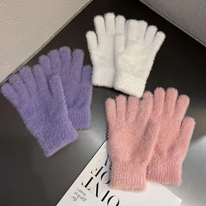 Trois paires de gants en fausse fourrure pelucheuse en lavande, blanc et rose