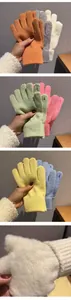 Detailansicht der Textur bunter Strickhandschuhe für den Winter mit Rippbündchen