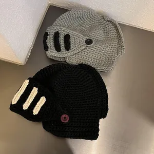 Handgestrickte Ritterhelm-Mütze für den Winter, erhältlich in Schwarz und Grau