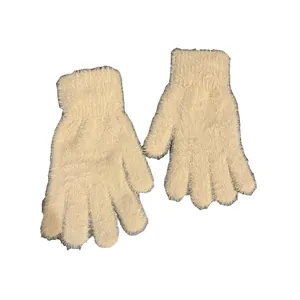 Gants tricotés en fausse fourrure crème douce avec texture pelucheuse et poignets côtelés