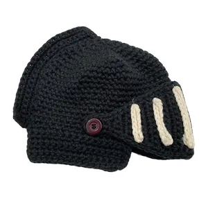 Schwarze Strickmütze im Ritterhelm-Stil mit Maske und Visier für warme Wintertage
