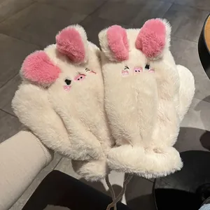 Dettaglio delle muffole in peluche che mostra la morbida pelliccia crema e il ricamo