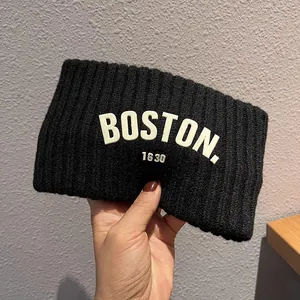 Détail du bandeau en tricot noir avec lettrage Boston 1630 blanc et texture côtelée