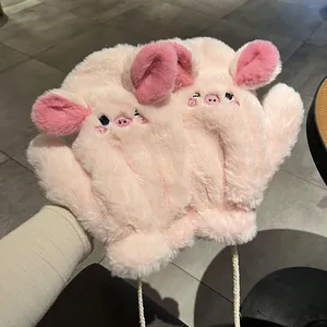 Dettaglio di guanti in peluche rosa con orecchie da maialino e cordino bianco al collo