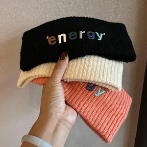 Bandeau large en tricot avec écussons energy en noir, crème et rose pour femmes